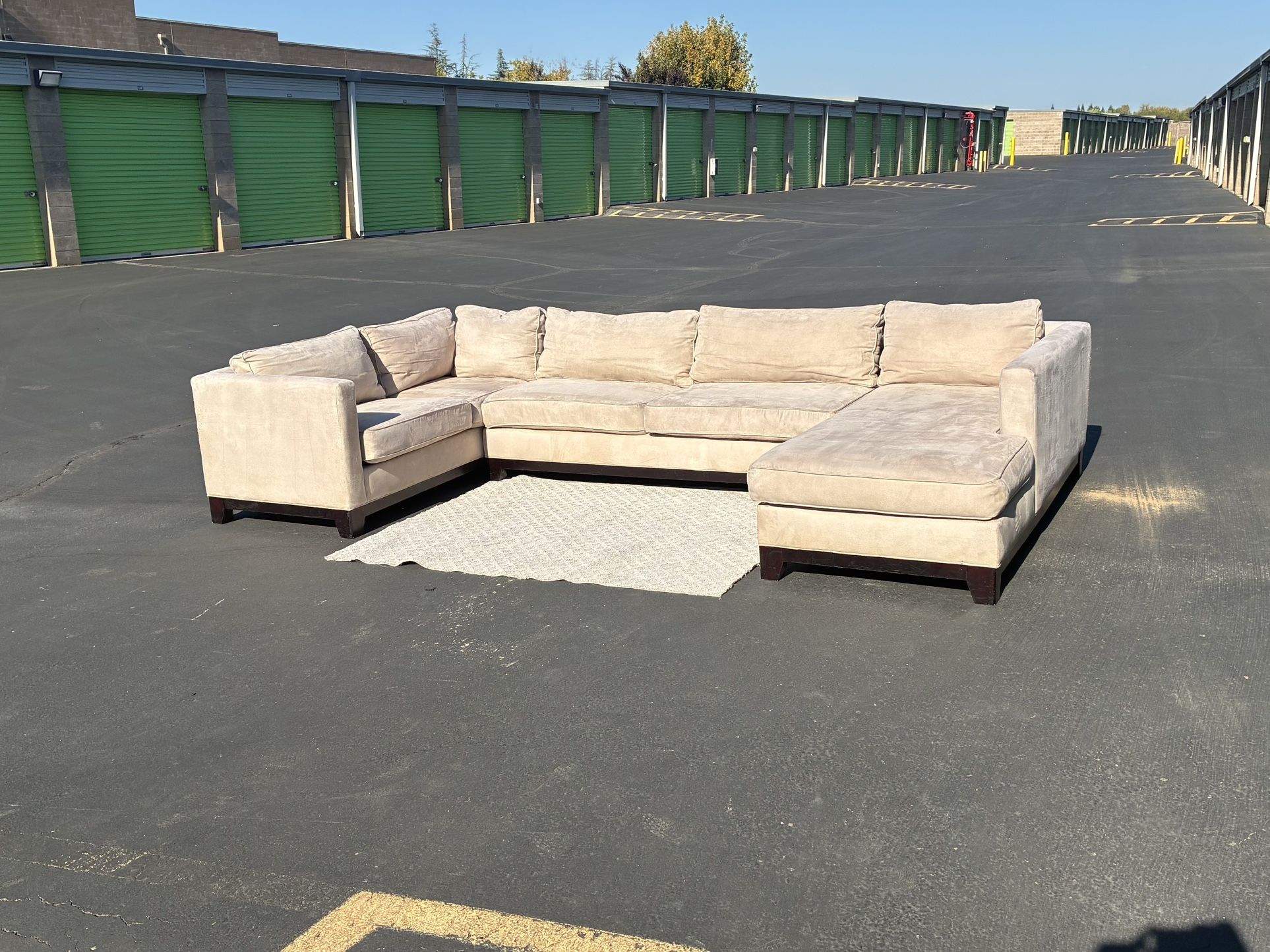 💺 Beige U-Shaped Sectional Sofa – Clean & Spacious