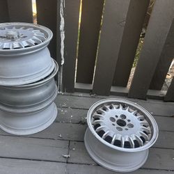 4 classic BMW bottlecap-style alloy wheels