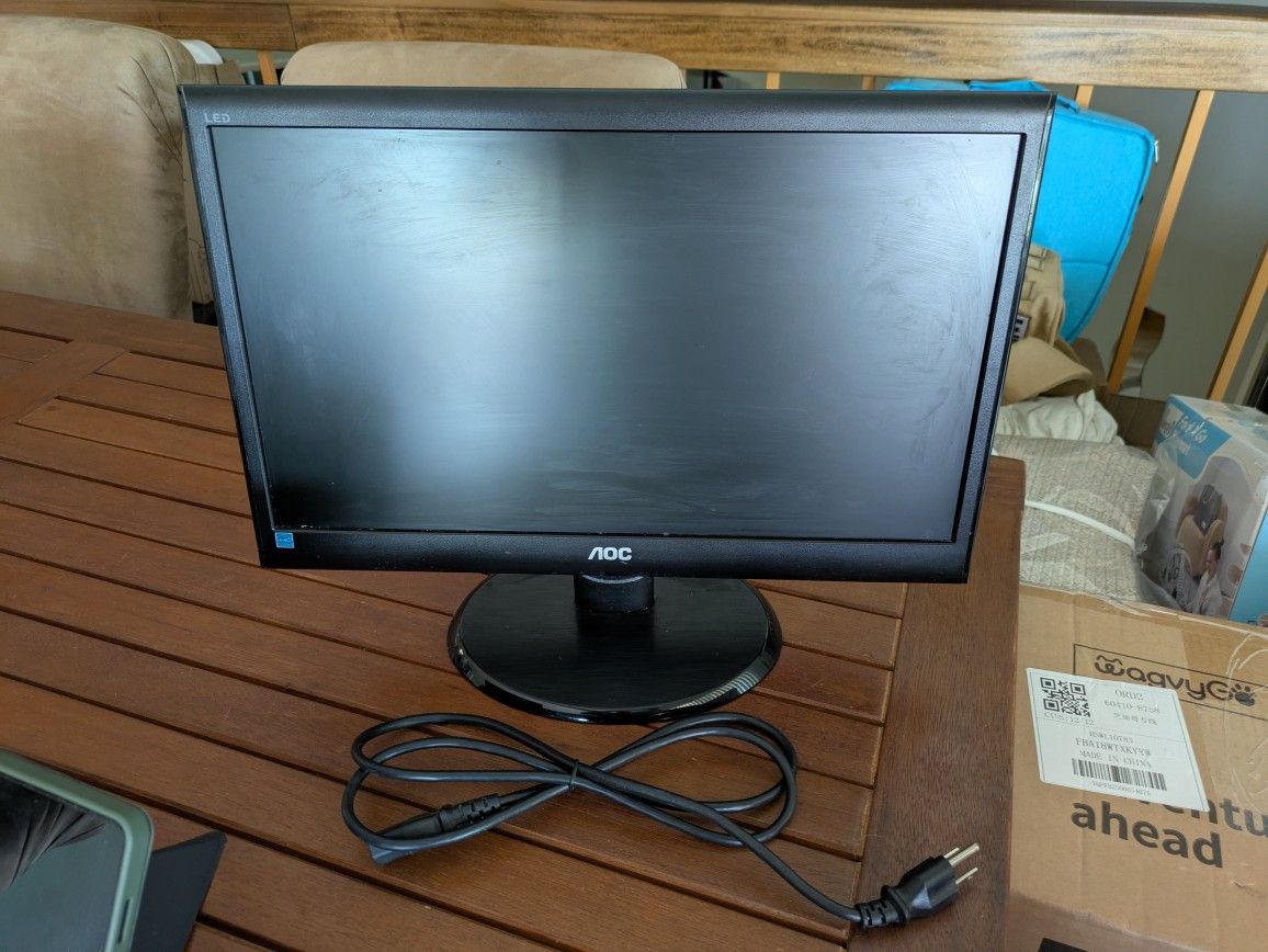 AOC 18 In LED Monitor Works Great E590Swn