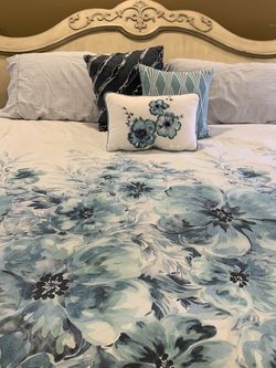 Beige Raymour & Flanigan King Size Sleigh Bed
