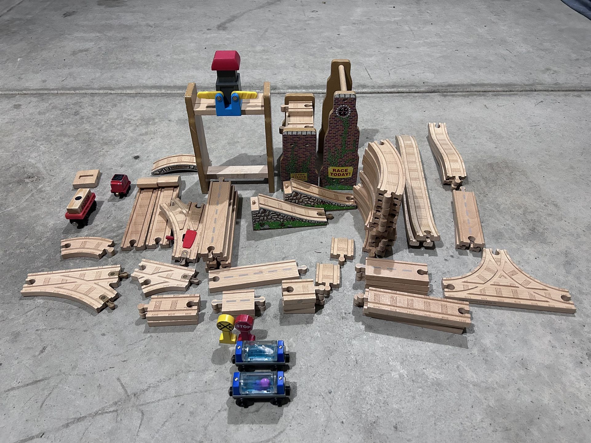 Classic Wooden Tomas Trail Road Set