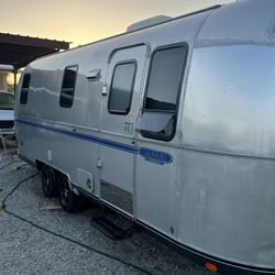 1997 airstream safari 24 foot in excellent condition. Everything is in perfect working order all original air condition. three-way refrigerator Fully 