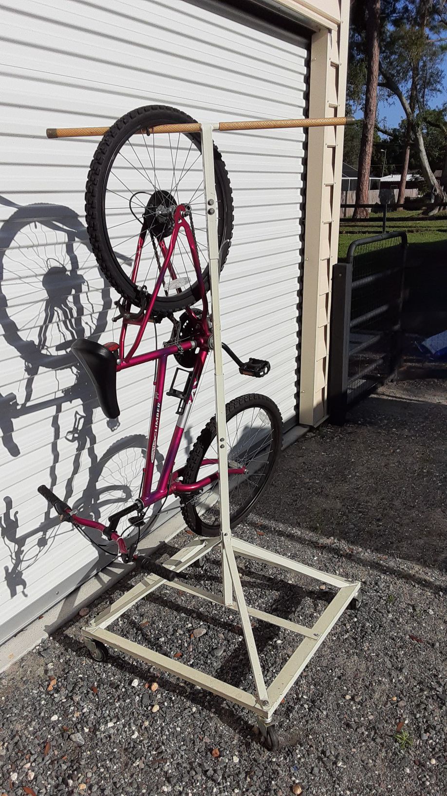 Bike rack holds 4 bikes Spacesaver