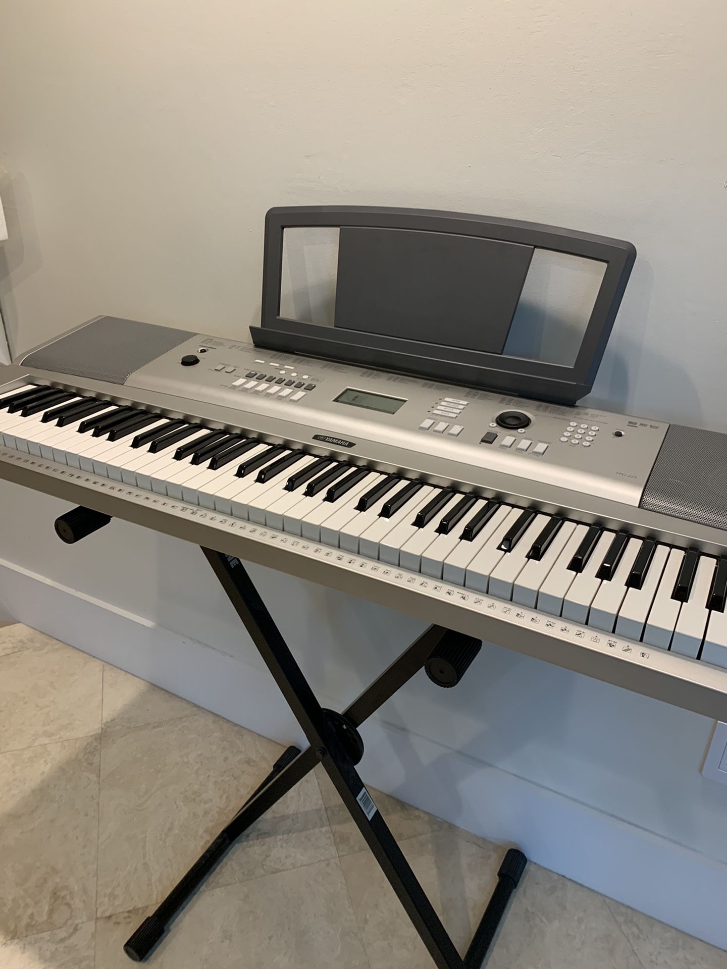 Full Size Yamaha Keyboard, Collapsable Stand, Cover, Headphones