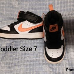 Toddler Size 7 Nike Sneakers In Good Condition 