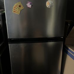 Vissani Fridge with freezer