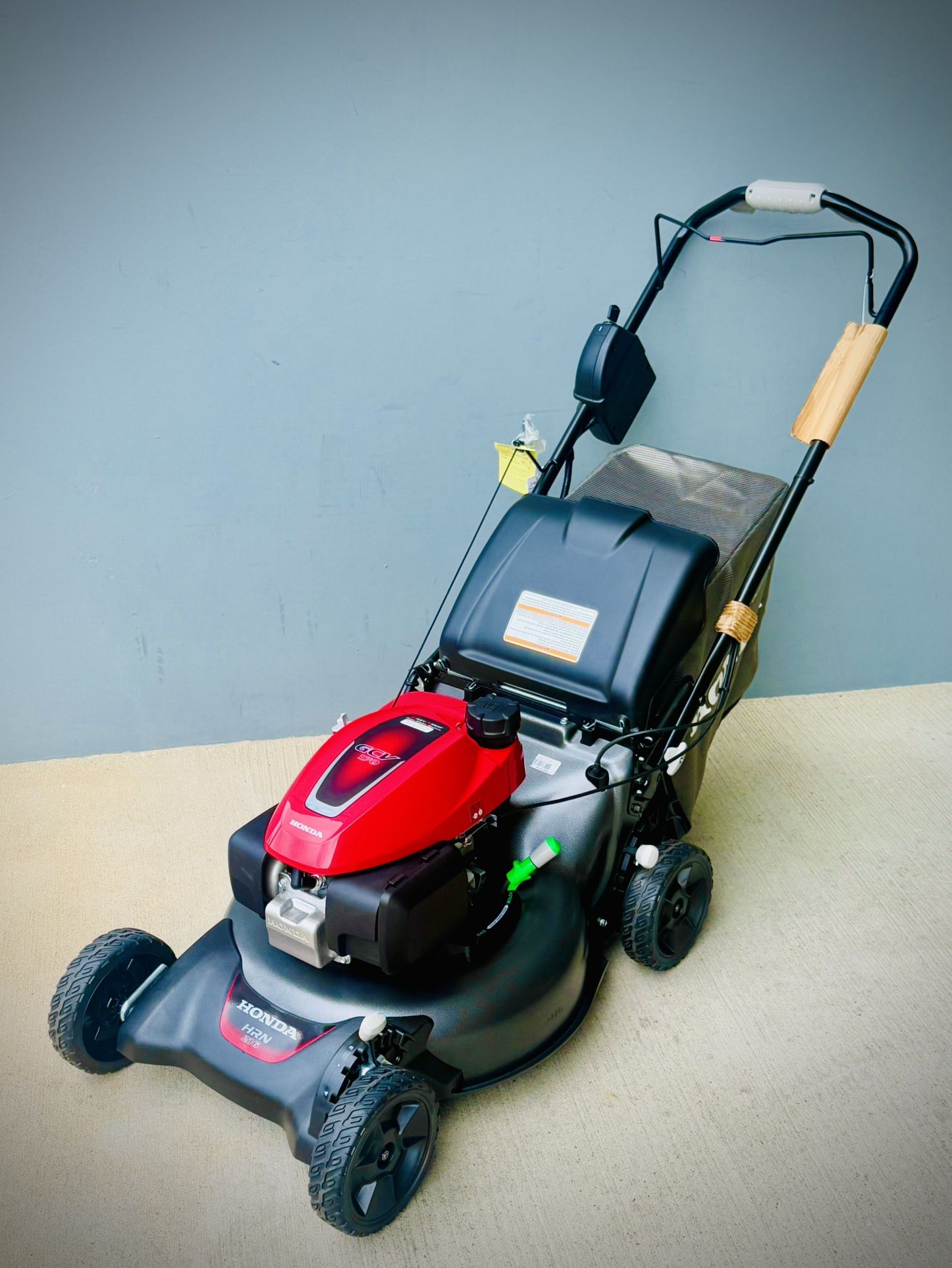 Brand new Honda 21 in. 3-in-1 Variable Speed Gas Walk Behind Self-Propelled Lawn Mower with Auto Choke comes with Electric start. Model #HRN216VLA