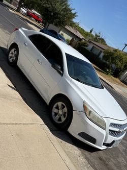 2013 Chevrolet Malibu White 4-Door Sedan
