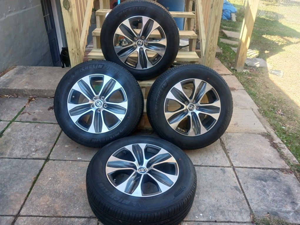 VENDO RINES SIZE 18 5X114.3 PARA TOYOTA HYLANDER TACOMA 5 OYOS ESTAN SEMI NUEVOS 