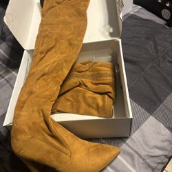Woman’s Knee High Heel Boots size 6