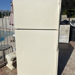 Kenmore Top Freezer With Ice Maker Machine Fridge (Dose Buzzing Noise)
