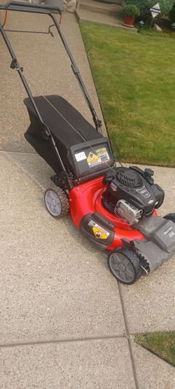 Very nice starts easy runs perfect Snapper 21 inch self-propelled lawn mower with Briggs and Stratton engine
