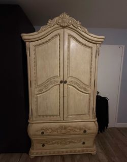 Wardrobe / Armoire