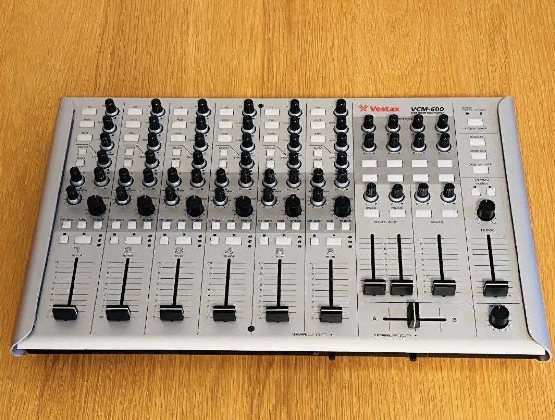 Vestax VCM - 600 USB MIDI Controller