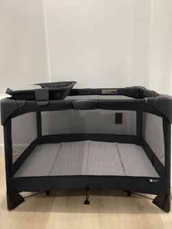 4moms Breeze Plus Portable Playard (3‑in‑1 changing pad + bassinet)