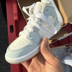 Kids Jordan 1 MID SE Size 11c