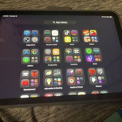 Apple iPad 10th Gen 256GB (Wi‑Fi) – Screen Cracked