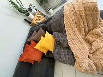 Decor pillows & blankets