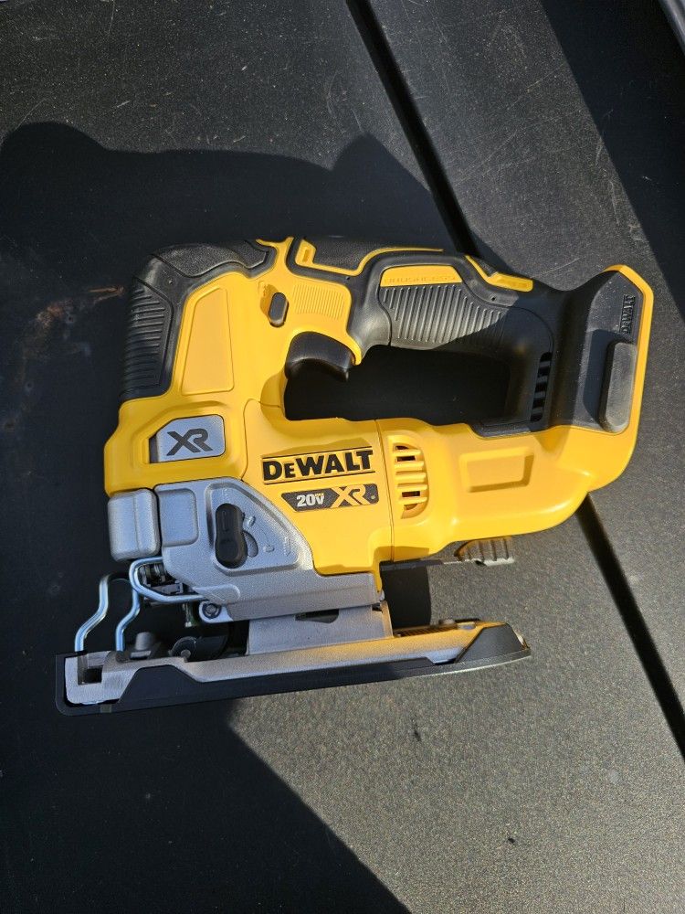 DEWALT 20V Max Cordless Jigsaw & 20V MAX XR Brushless Cordless Compact Router.