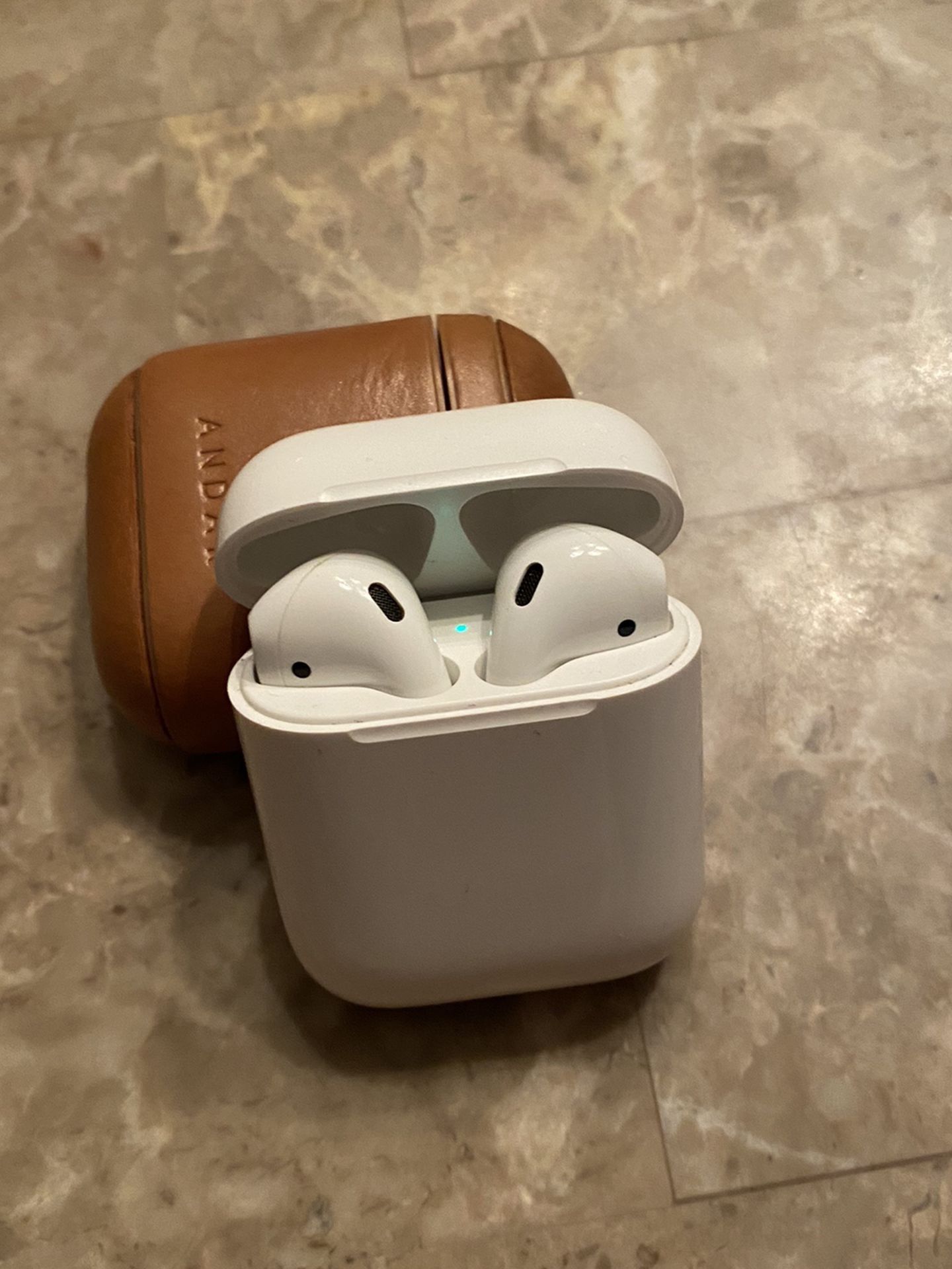 Apple AirPods Gen 1 + Andar Leather Case