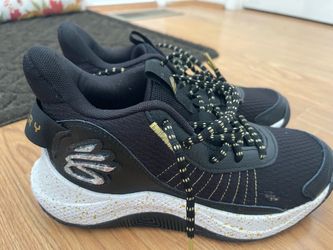 Under Armour Curry unisex Sneaks sz 6Y