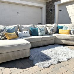Beautiful Beige Haverty’s Sectional 