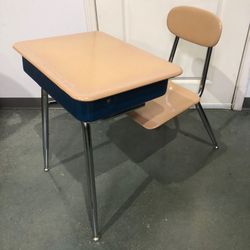 Vintage school, desk chair👍 In excellent condition