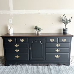 High-End Elegant Thomasville 9 Drawer Dresser