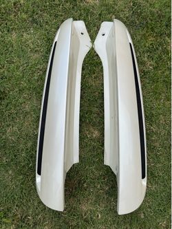 Escalade pillars