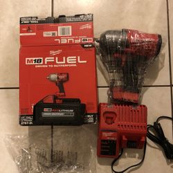 MILWAUKEE COMBO W1/2 INHIGH TORQUE WRENCH IMPACT WITH BATTERY XC 8.0 AND CHARGER BRAND NEW