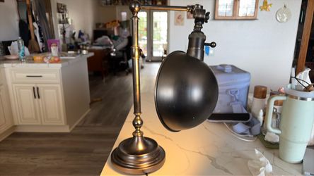 Adjustable desk lamp