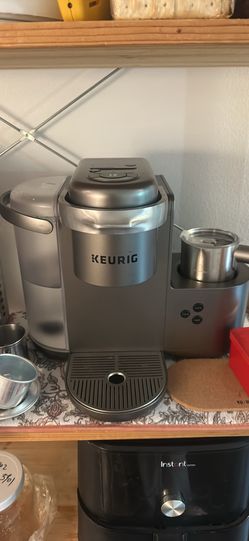 Keurig BUNDLE ( Cf Machine + K Cup Hoders + K Pods )