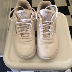 Reebok Sneakers    SZ 7