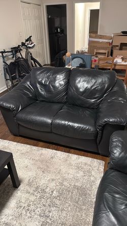 5.5 ft (67 inches) Black Leather Loveseat