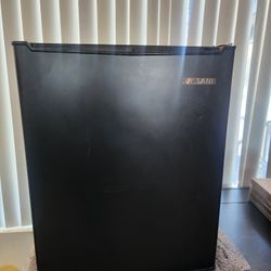 VISSANI Mini REFRIGERATOR 2.6 CU.FT.
