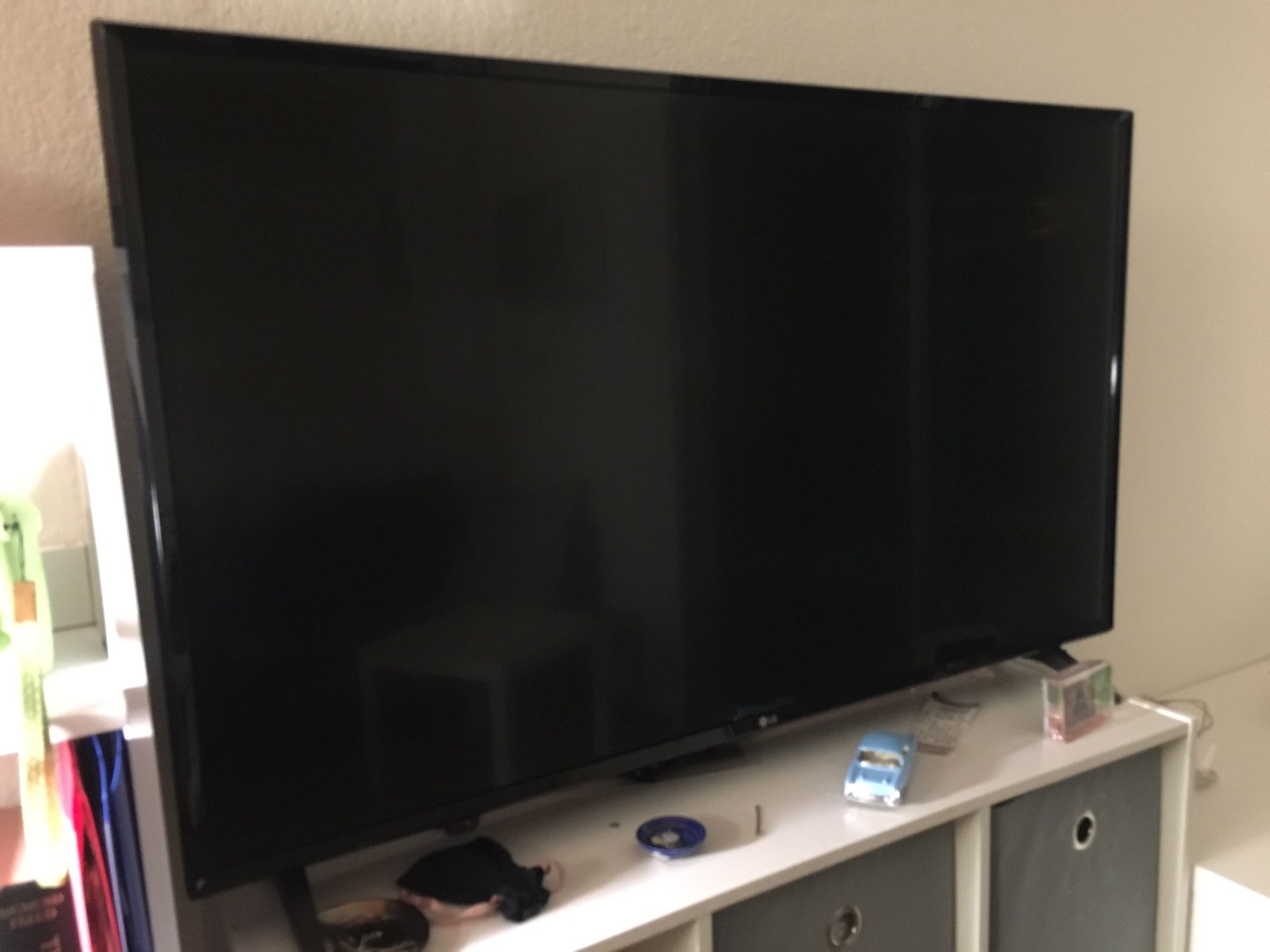 LG - 43” Smart TV