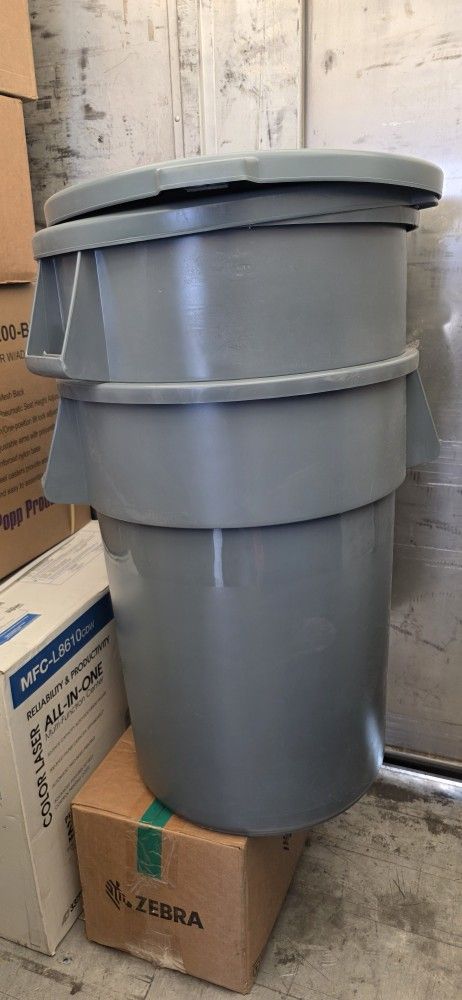 NEW RUBBERMAID 44 GALLON TRASH/GARBAGE CANS+DOLLYS+600 TRASH BAGS