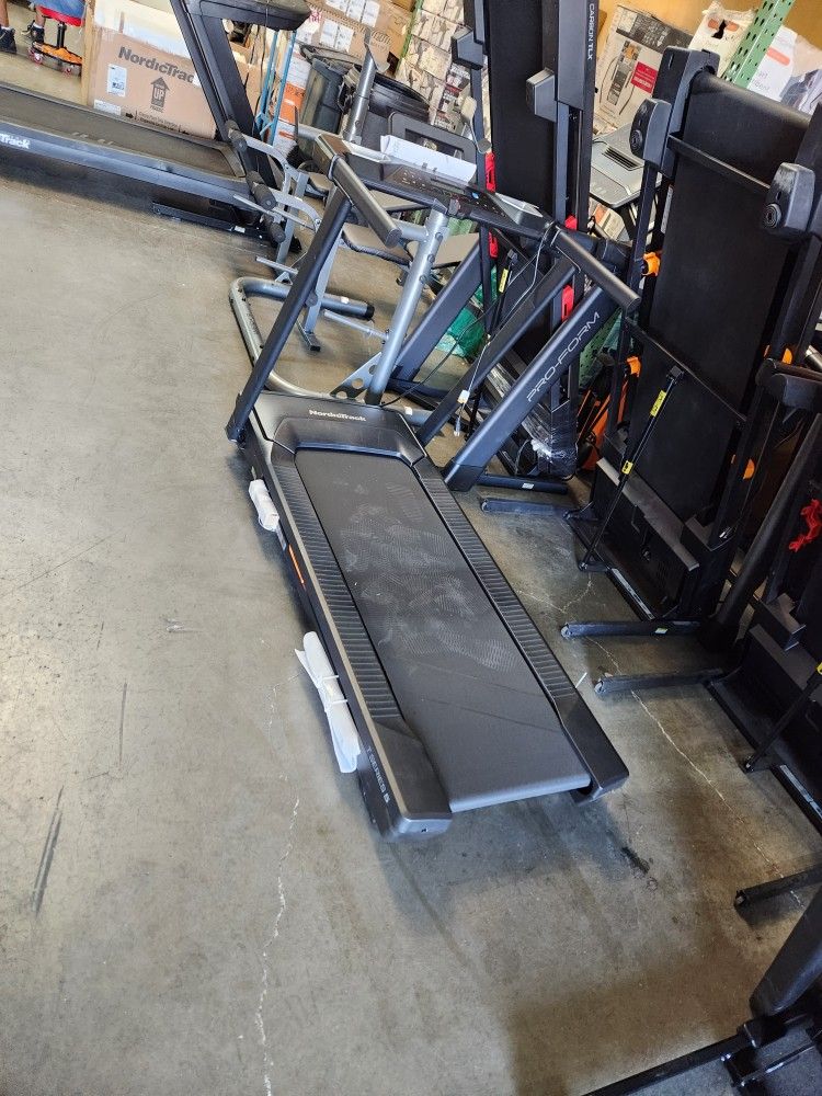 Nordictrack T series 5 treadmill- 300$ - 10mph max speed - Motorized incline
