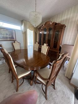Beautiful Traditional Dining Room Table & China Cabinet – Great Condition