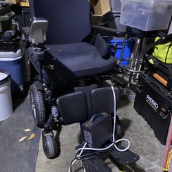 As New Quantum Edge 2.0 Eye level  Convertible Powerchair 