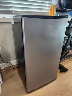 Brand new Midea 3.3 cu ft mini fridge with freezer – silver