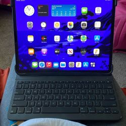 iPad Pro (12.9 in)  (3rd Generation) w/screen protector and keyboard 