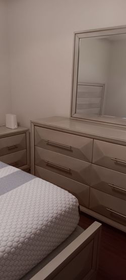 Queen size Bedroom set