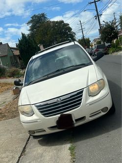Chrysler Town & Country Minivan White