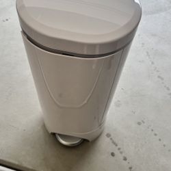 Munchkin Diaper Pail