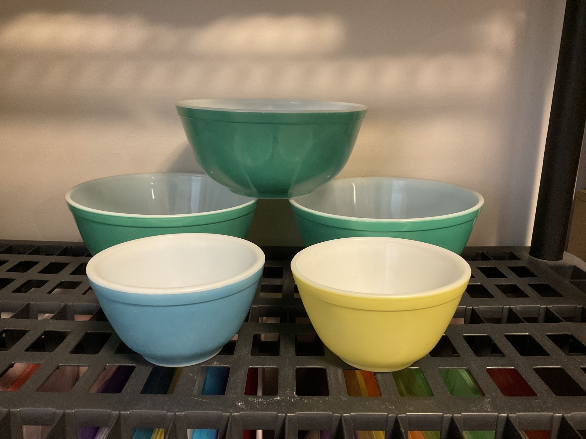 PYREX Bowls, 3 Green 403 And 1 Blue 401 Nd 1 Yellow 401