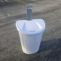 LAUNDRY BASKET WITH COVER AND WHEELS AND HANDLE 