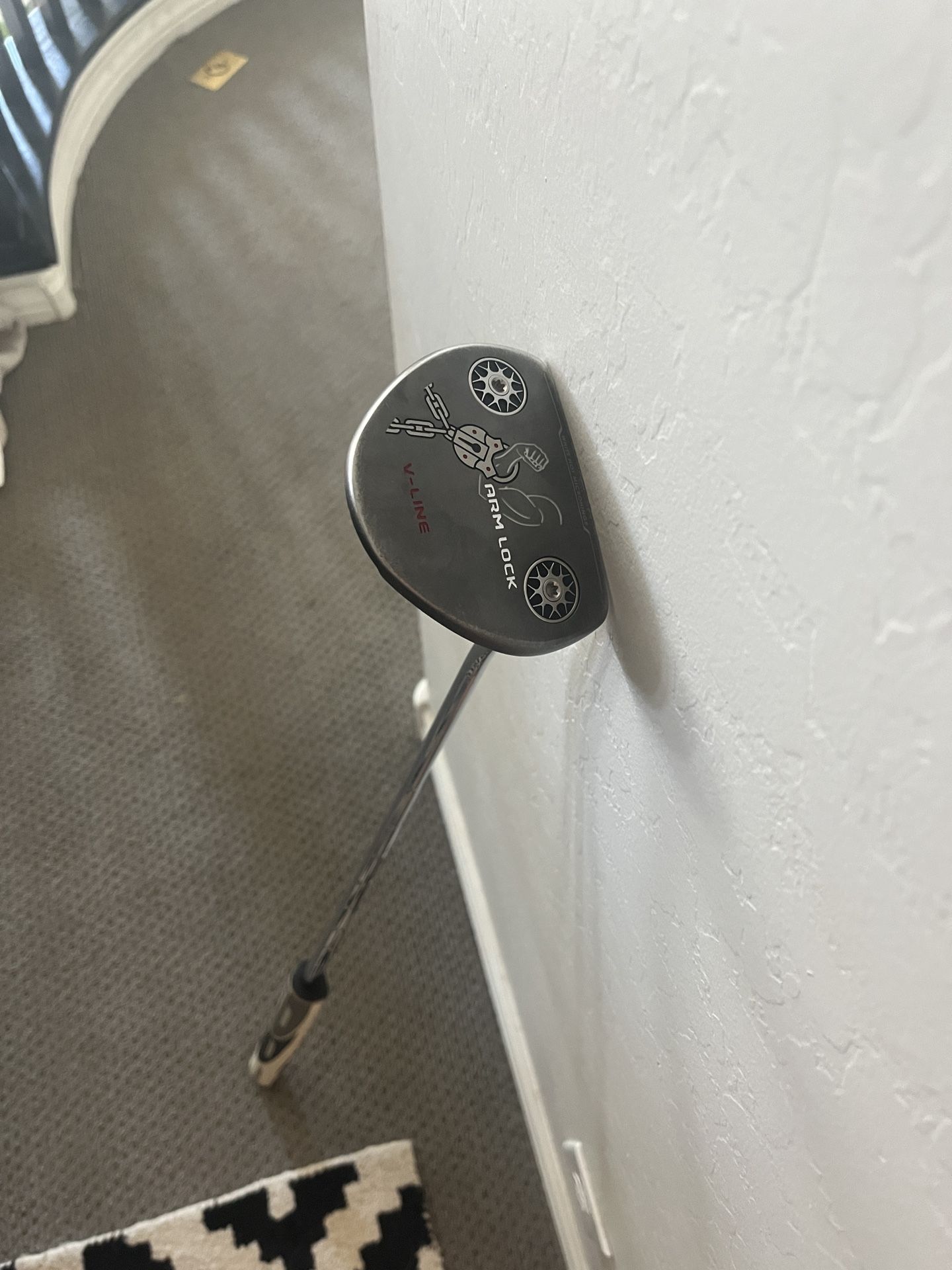 Odyssey V Line Arm Lock Putter