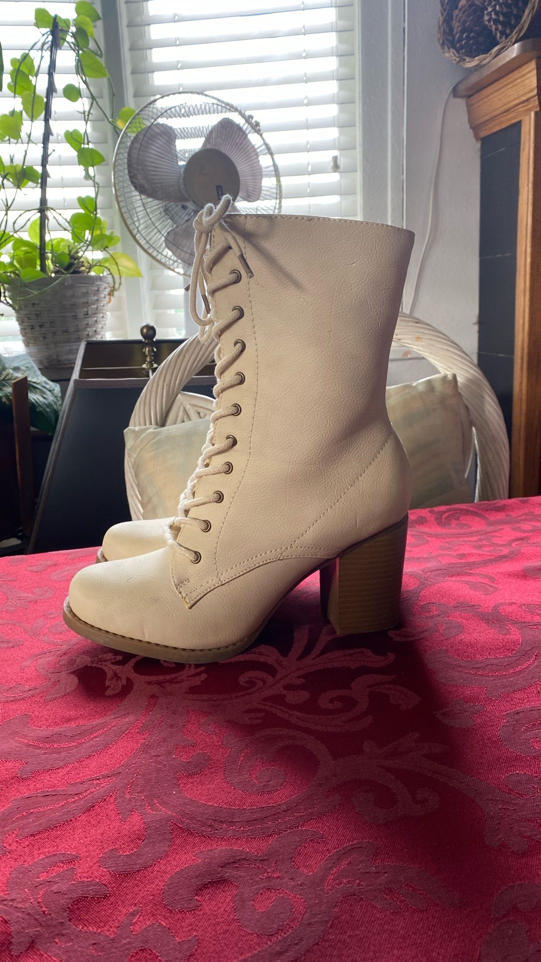 Women’s off White Size 8