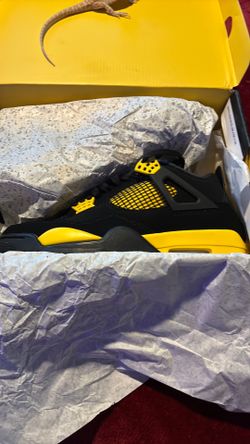 Jordan 4 thunder brand new size 9 never worn